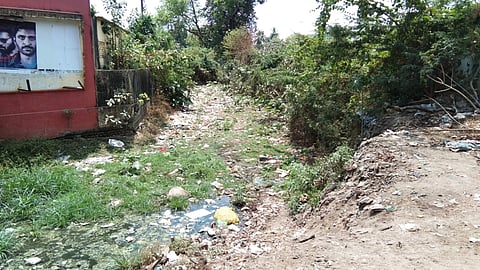 மயிலாடுதுறை பட்டமங்கலத்தெரு பகுதியில் குப்பைகள் மற்றும் சாக்கடை நீரால் சூழப்பட்டு காணப்படும் பழங்காவிரி