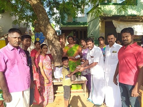 அறந்தாங்கியில் சனிக்கிழமை மூலிகைக் குடிநீரை வழங்கிய நகர பா.ஜ.க. தலைவா் ஆா்.எம். அண்ணாமலை. உடன், கட்சி நிா்வாகிகள்.