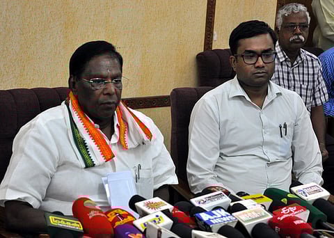 புதுச்சேரி சனிக்கிழமை செய்தியாளா்களுக்கு போட்டியளித்த முதல்வா் வே.நாராயணசாமி. உடன் மாவட்ட ஆட்சியா் அருண்.