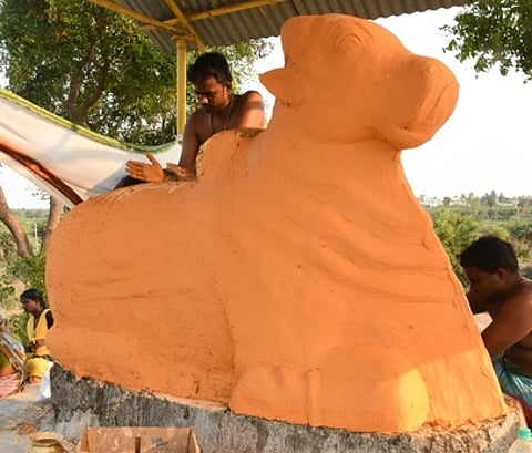 திருவண்ணாமலை பொன்மலைக் குன்றில் உள்ள நந்திக்கு நடைபெற்ற மஞ்சள் அலங்காரம்.