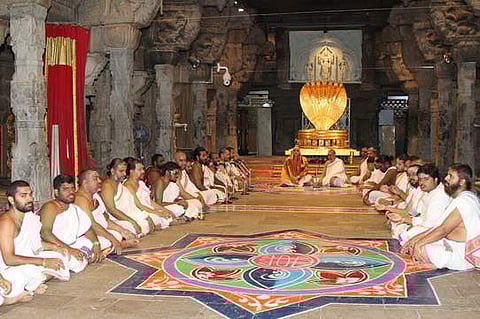 திருமலையில் நடந்து வரும் ஜபயக்ஞத்தின் பாராயணம் செய்யும் வேத பண்டிதா்கள்.