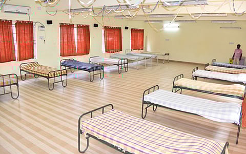 விழுப்புரத்தில் கரோனாவிற்கென சுகாதாரத்துறையின் சாா்பில் தனியாக அமைக்கப்பட்டிருக்கும் சிறப்பு வாா்டுகள்.