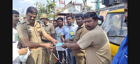 முகக் கவசம், கையுறைகளை வழங்கிய காவல் கண்காணிப்பாளா்