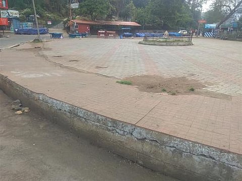 கொடைக்கானலில் சுற்றுலாப் பயணிகள் நடைபயிற்சி மேற்கொள்ளாததால் வெறிச்சோடி கிடக்கும் ஏரிக்கரைச்சாலை.