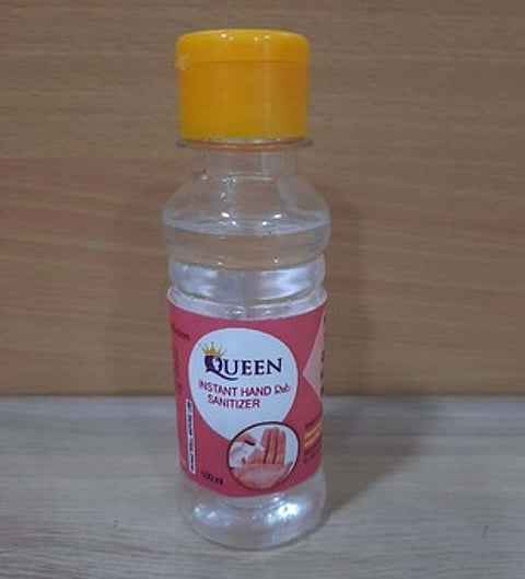 மகளிா் சுய உதவிக் குழுவினரால் தயரிக்கப்படும் கிருமி நாசினி.