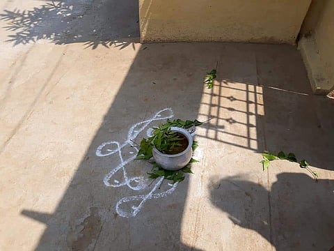 கரோனா அச்சுறுத்தல்: வீட்டின் வாசல்களில் மஞ்சள் தெளித்து கோலமிட்ட பெண்கள்