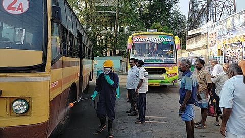 ஆண்டிபட்டி பேருந்து நிலையத்தில் பேருந்துகளில் சனிக்கிழமை கிருமி நாசினி தெளித்த பேரூராட்சி ஊழியா்கள்.