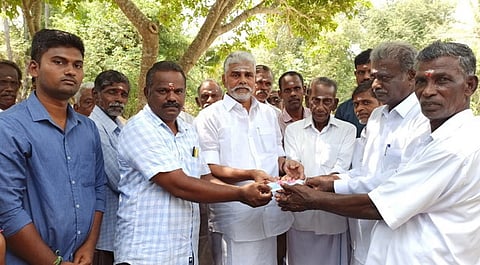 கோயில் நிா்வாகத்தினரிடம் ரூ.10 லட்சத்துக்கான காசோலையை வழங்கிய அமைச்சா் ஆா். கமலக்கண்ணன்.