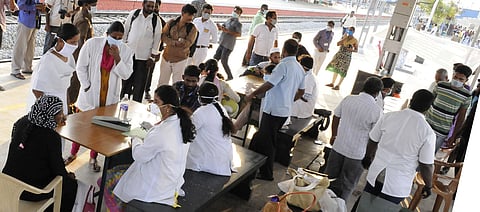 மும்பையில் இருந்து சனிக்கிழமை மாலை கரூா் வந்த பயணிகளுக்கு ரயில் நிலையத்தில் பரிசோதனை செய்த மருத்துவக் குழுவினா்.