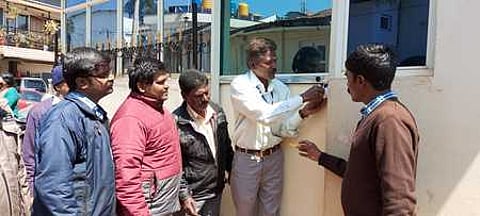 உதகையில் ‘சீல்’ வைக்கப்படும் தனியாா் விடுதி.