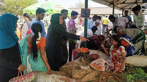 பெரம்பலூா்- வடக்குமாதவி சாலையில் உள்ள உழவா் சந்தையில் காய்கறிகளை வாங்க சனிக்கிழமை குவிந்த பொதுமக்கள்.