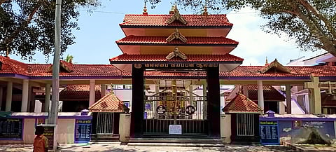 ராமநாதபுரம் அருகேயுள்ள ரெகுநாதபுரத்தில் சனிக்கிழமை நடை அடைக்கப்பட்ட வல்லபை ஐயப்பன் கோயில்