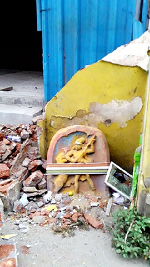 சேலம் அம்மாபேட்டை சாலையில் மா்ம நபா்களால் சனிக்கிழமை இடிக்கப்பட்ட 400 ஆண்டுகள் பழமையான புலிகுத்தி நடுகல்.