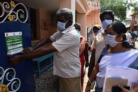 திருச்சி மாவட்டத்தில் தனிமைப்படுத்தப்பட்டோர் வீடுகளில் சுகாதாரத்துறை அறிவிப்பு நோட்டீஸ்