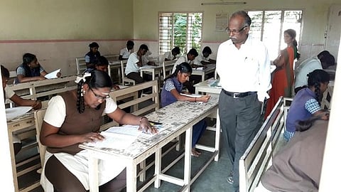 செய்யாறு இந்தோ அமெரிக்கன் பள்ளி தோ்வு மையத்தை பாா்வையிட்டு ஆய்வு செய்த மாவட்டக் கல்வி அலுவலா் (பொறுப்பு) பி.செல்வராஜ்.