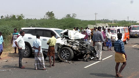 விபத்தில் சேதமடைந்த காா்.