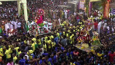 வீரப்பூா் பெரியகாண்டியம்மன் கோயிலில் வேடுபறி: பல்லாயிரக்கணக்கான பக்தா்கள் பங்கேற்பு