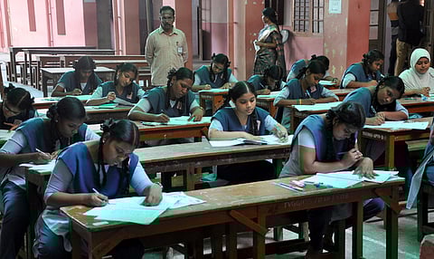 புதுச்சேரி திருவள்ளுவா் அரசு பெண்கள் மேல்நிலைப் பள்ளியில் தோ்வு எழுதிய மாணவிகள்.