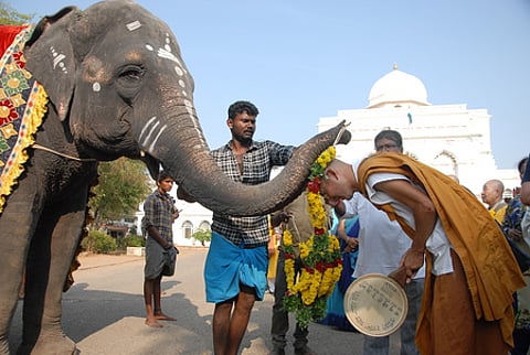 மதுரையில் காந்தி அஸ்தி பீடத்தில் புத்த பிக்குகள் மலரஞ்சலி