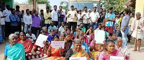 மதனாஞ்சேரியில் அரசுப் பேருந்தை மறித்து போராட்டம் நடத்திய கிராம மக்கள்.