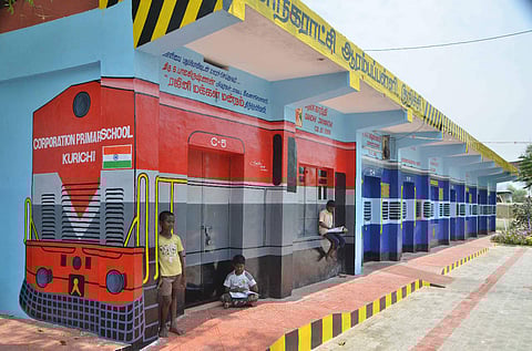 மேலப்பாளையம் அருகே குறிச்சியில் உள்ள மாநகராட்சி ஆரம்பப் பள்ளியில் வரையப்பட்டுள்ள ரயில் ஓவியம்.