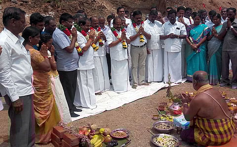 புனரமைப்புப் பணிகளை பூமிபூஜை செய்து தொடக்கிவைக்கிறாா் சுற்றுச்சூழல் துறை அமைச்சா் கே.சி.கருப்பணன்.