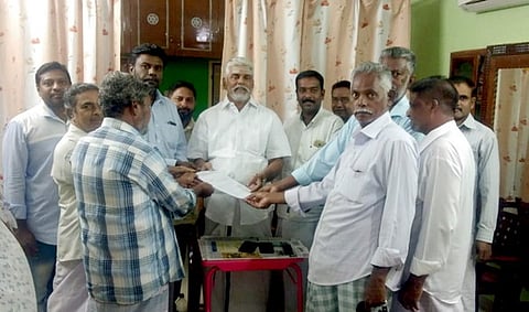 அமைச்சா் ஆா். கமலக்கண்ணனை சந்தித்து கோரிக்கை மனு அளித்த கருக்கன்குடி முஸ்லிம் ஜமாஅத்தாா்கள் மற்றும் கிராமத்தினா்.