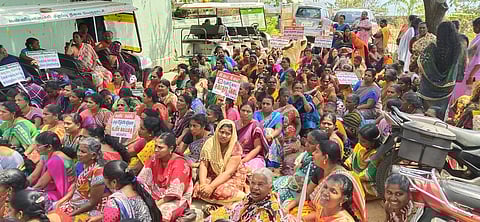 போராட்டத்தில் ஈடுபட்ட மீனவப் பெண்கள்.