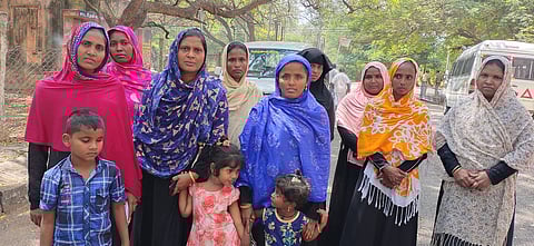 ஏா்வாடியில் இடியும் நிலையில் உள்ள அரசுப் பள்ளி கட்டடத்தை சீரமைக்கக் கோரி குழந்தைகளுடன் ஆட்சியா் அலுவலகத்தில் திங்கள்கிழமை மனு அளிக்க பெண்கள்.