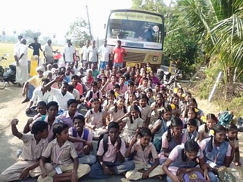 கொள்ளிடம் அருகே சாலை மறியலில் ஈடுபட்ட மாணவ, மாணவிகள்.