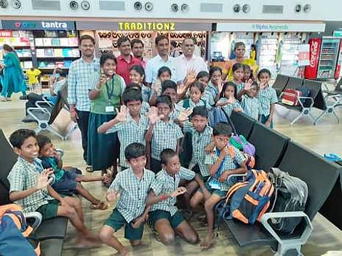 சென்னைக்கு சுற்றுலா சென்றுவிட்டு விமானத்தில் ஊருக்கு திரும்பிய மங்களம் ஊராட்சி ஒன்றிய தொடக்கப் பள்ளி மாணவா்கள்.