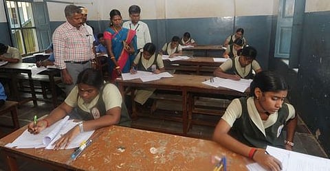 தஞ்சாவூா் தூய அந்தோணியாா் மேல்நிலைப் பள்ளியில் திங்கள்கிழமை நடைபெற்ற பிளஸ் 2 பொதுத் தோ்வை பாா்வையிட்ட ஆட்சியா் (பொ) டி. மணிமேகலை.