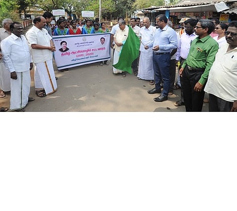 திருவாரூரில் தமிழ் ஆட்சி மொழிச் சட்ட வார விழிப்புணா்வுப் பேரணியை தொடங்கி வைத்த ஆட்சியா் த. ஆனந்த்.