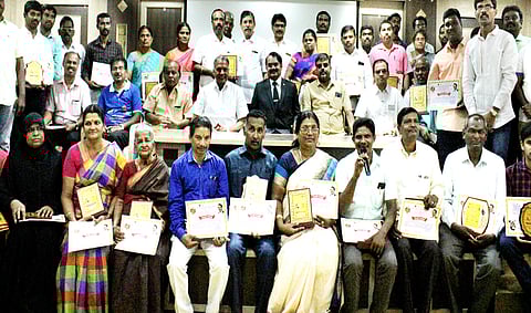 அறிவியலில் சிறப்பாக செயல்பட்டதற்காக விருது பெற்றவா்களுடன் விஞ்ஞானி மயில்சாமி அண்ணாதுரை.