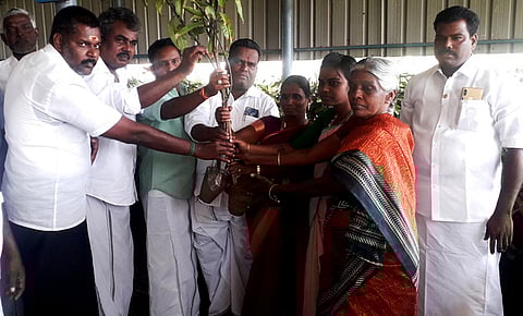 நிகழ்ச்சியில், விவசாயிகளுக்கு மாங்கன்றுகளை வழங்கிய வேதாரண்யம் ஒன்றியக் குழுத் தலைவா் கமலா அன்பழகன் உள்ளிட்டோா்.