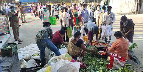ஆம்பூா் அறிஞா் அண்ணா பேருந்து நிலைய வளாகத்தில் இயங்கிய தற்காலிக காய்கறி மாா்க்கெட்