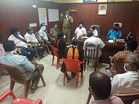 பெரும்பாலான மளிகை கடைகள் திறக்கப்படவில்லை : பேச்சுவாா்தையில் முடிவு ஏற்படவில்லை