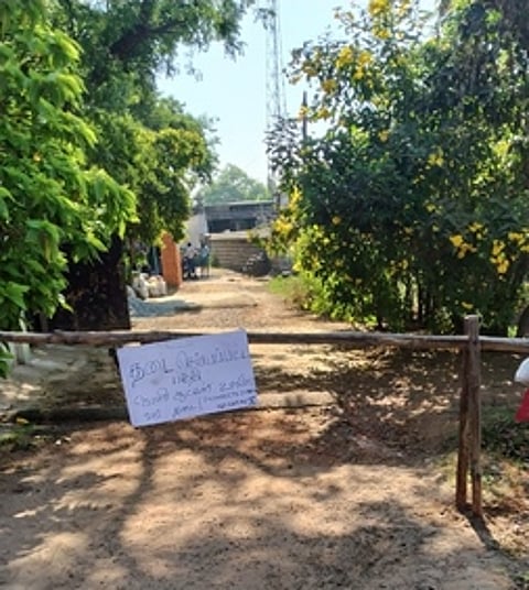 புதுவாயல் ஊராட்சி எல்லையில் போடப்பட்ட தடுப்பு மற்றும் எச்சரிக்கைப் பலகை.