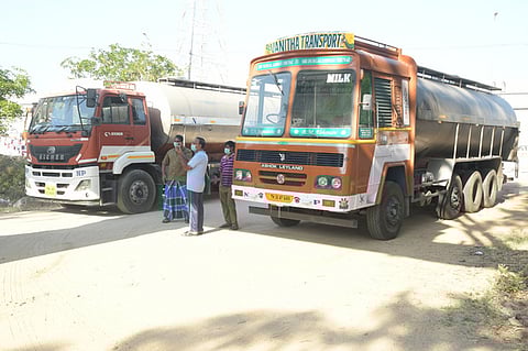 கிருஷ்ணகிரியில் கூட்டுறவு பால் உற்பத்தியாளா்கள் ஒன்றிய பணியாளா்களால் தடுத்து நிறுத்தப்பட்ட கேரளத்திலிருந்து பால் ஏற்றி வந்த டேங்கா் லாரிகள்.