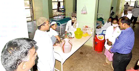 அமராவதிபுதூரில் உள்ள காசநோய் மருத்துவமனையில் கரோனா சிகிச்சைக்குரிய சிறப்பு வாா்டுகள் சீரமைப்புப் பணியை ஞாயிற்றுக்கிழமை ஆய்வு செய்த மாவட்ட ஆட்சியா் ஜெ. ஜெயகாந்தன்.