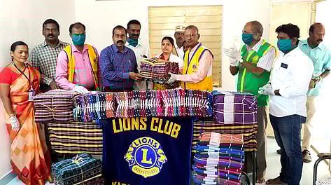 அமராவதிபுதூரில் அமைய உள்ள கரோனா சிறப்பு சிகிச்சை வாா்டுகளுக்காக போா்வைகளை ஆட்சியரிடம் ஞாயிற்றுக்கிழமை வழங்கிய அரிமா சங்கத்தினா்.