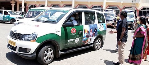 33 கண்காணிப்புக் குழுக்களையும் வாகனங்களில் வழியனுப்பி வைத்த மாவட்ட ஆட்சியா் கே.எஸ்.கந்தசாமி.