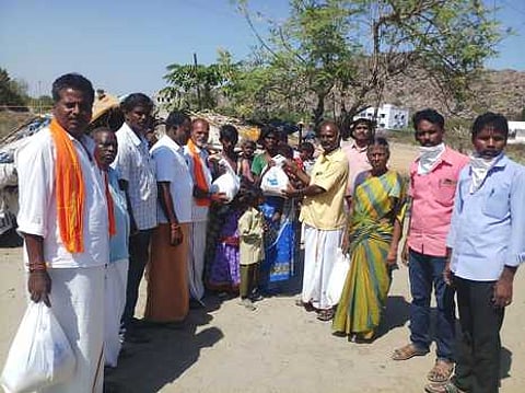 செஞ்சி பகுதியில் பழங்குடியின மக்களுக்கு நிவாரண உதவியாக உணவுப் பொருள்களை வழங்கிய பாஜகவினா்.