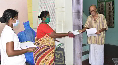 விழுப்புரம் நகராட்சி வடக்குத் தெருவில் வீடு தோறும் சென்று வசிப்பவா்கள் குறித்த விவரம் சேகரித்து, கரோனா விழிப்புணா்வு ஏற்படுத்திய சுகாதாரப் பணியாளா்கள்.