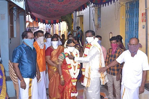 பாளை.யில் முகக்கவசத்துடன் திருமணம் செய்துகொண்ட மணமக்கள்