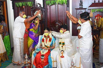 கரோனா எதிரொலி: முககவசம் அணிந்து மணமகள் கழுத்தில் தாலி கட்டிய மணமகன்