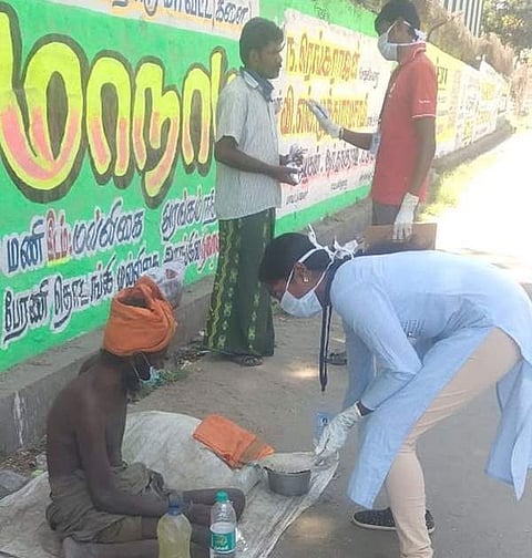 ஆதரவற்றோரைப் பள்ளிகளில் தங்க வைக்க முடிவு: மாநகராட்சிக்கு வழிகாட்டிய தன்னார்வலர்
