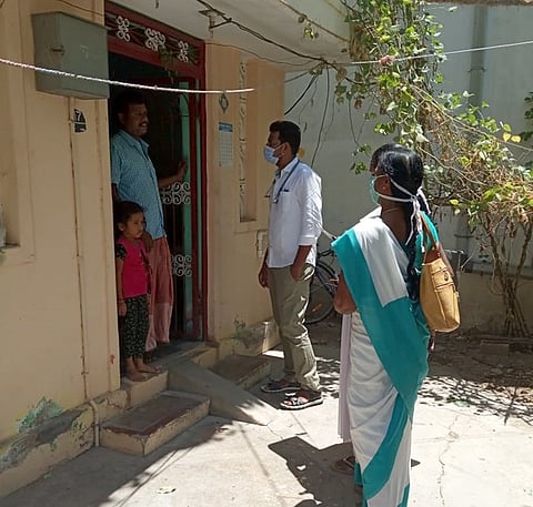 அரியலூரில் கணக்கெடுப்பு பணியில் ஈடுபட்ட மருத்துவக் குழுவினா்.