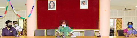 அரியலூரில் நடைபெற்ற கூட்டத்தில் பேசுகிறாா் ஆட்சியா் த.ரத்னா.