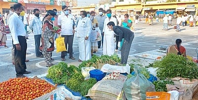 ஆத்தூா் உழவா் சந்தையில் ஆய்வு செய்த ஆா்.எம்.சின்னதம்பி. உடன் மாவட்ட அறங்காவலா் குழுத் தலைவரும், நகரச் செயலாளருமான அ. மோகன் உள்ளிட்டோா்.